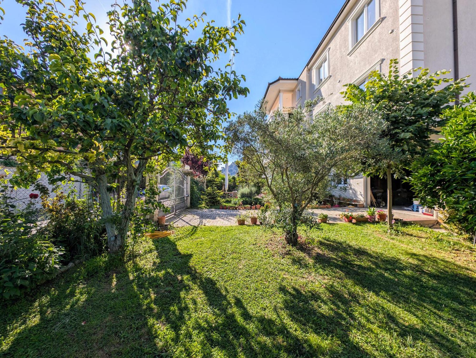 With Garden & Balcony Appartamento Berat